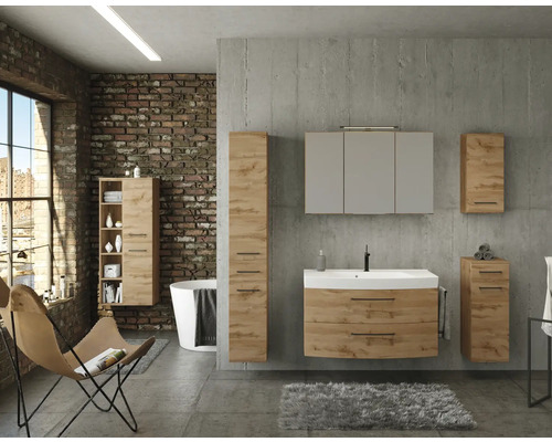 Salle de bains industrielle avec meubles aspect chêne, meuble sous-lavabo avec vasque blanche, armoire de toilette et armoires de rangement.