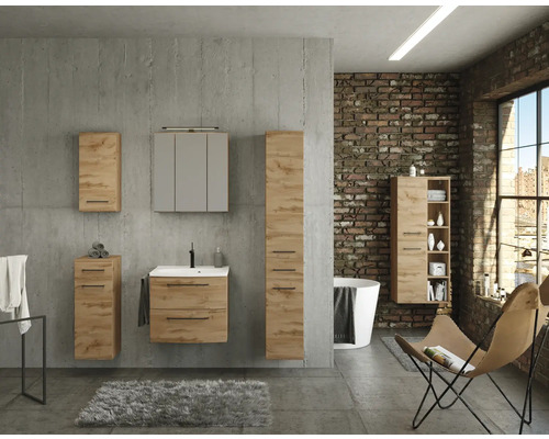 Ensemble de meubles de salle de bains aspect chêne devant un mur en béton, avec meuble sous-vasque, armoire de toilette et éléments muraux.
