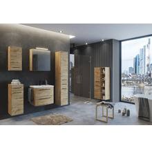 Salle de bains moderne avec meubles aspect chêne, sous-vasque, armoire de toilette, colonne, mur sombre et grande fenêtre avec vue sur la ville.