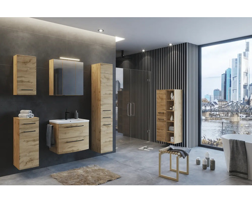 Salle de bains moderne avec meubles aspect chêne, sous-vasque, armoire de toilette, colonne, mur sombre et grande fenêtre avec vue sur la ville.