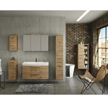 Salle de bain industrielle avec meubles aspect chêne : meuble sous-vasque, armoire de toilette et colonnes de rangement sur mur en béton.