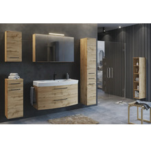 Ensemble de meubles de salle de bains aspect chêne avec lavabo, armoire de toilette avec éclairage et armoires dans une salle de bains moderne.