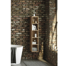 Étagère murale haute et étroite en bois à cinq compartiments ouverts sur un mur en briques dans une salle de bains avec baignoire et tapis.