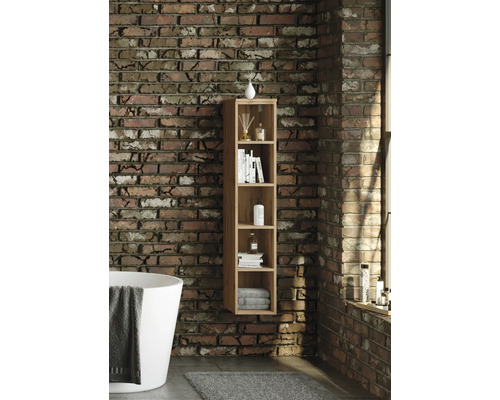 Étagère murale haute et étroite en bois à cinq compartiments ouverts sur un mur en briques dans une salle de bains avec baignoire et tapis.