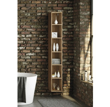 Étagère murale haute en bois avec six compartiments sur un mur en briques à côté d'une baignoire blanche, design industriel organisé.