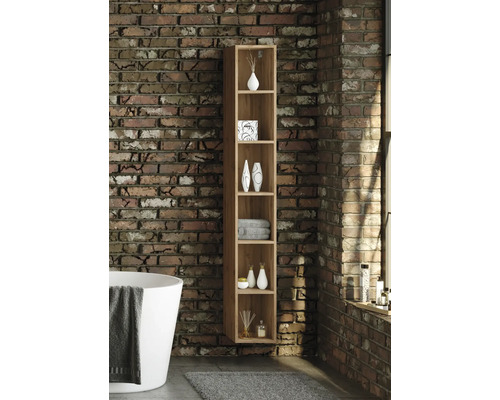 Étagère murale haute en bois avec six compartiments sur un mur en briques à côté d'une baignoire blanche, design industriel organisé.