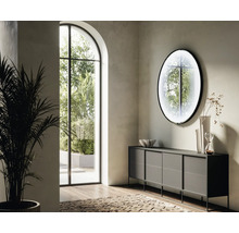 Intérieur lumineux avec commode, miroir et plante d'intérieur