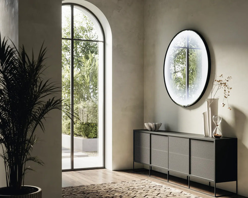 Intérieur lumineux avec commode, miroir et plante d'intérieur