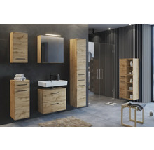 Salle de bains moderne avec meuble sous-lavabo, armoire de toilette et colonnes en aspect chêne devant un mur sombre.