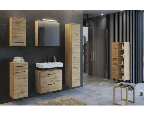 Salle de bains moderne avec meuble sous-lavabo, armoire de toilette et colonnes en aspect chêne devant un mur sombre.