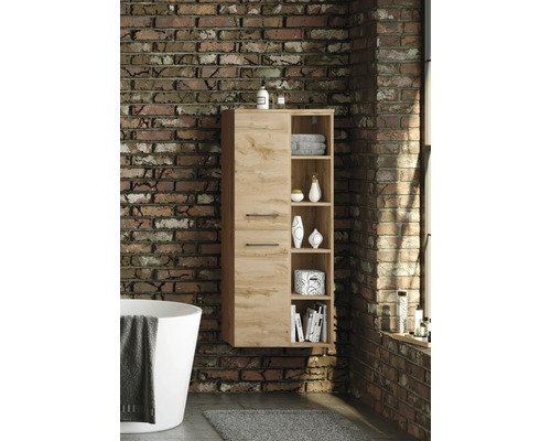Colonne de salle de bain suspendue aspect bois avec deux portes et cinq niches ouvertes fixée sur un mur en briques à côté d une baignoire.