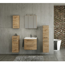 Organisiertes Badezimmer-Set in heller Holzoptik vor Betonwand, mit Waschtisch, Spiegelschrank und Hochschränken im modernen Industrie-Design.