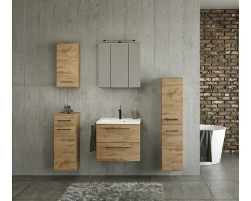 Organisiertes Badezimmer-Set in heller Holzoptik vor Betonwand, mit Waschtisch, Spiegelschrank und Hochschränken im modernen Industrie-Design.