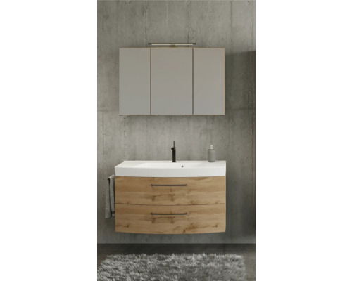Modernes Badezimmermöbel-Set mit Unterschrank in Holzoptik, zwei Schubladen, weißem Waschtisch und einem dreitürigen Spiegelschrank mit Beleuchtung.