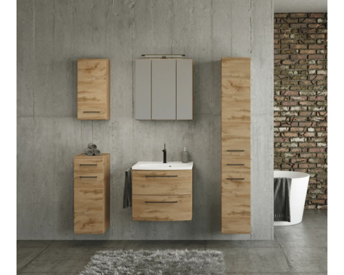 Ensemble de meubles de salle de bains aspect chêne avec meuble sous-vasque, armoire de toilette et colonne devant un mur en béton au style industriel.