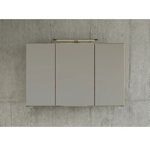 Armoire de toilette à trois portes pour salle de bains avec éclairage LED intégré devant un mur aspect béton.