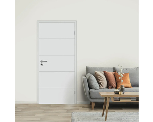 Porte intérieure blanche avec rainures horizontales dans un salon