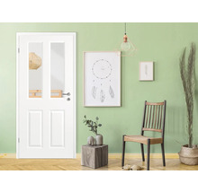 Porte intérieure blanche avec inserts en verre dans une pièce lumineuse et élégante.