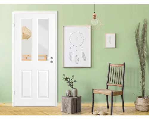 Porte intérieure blanche avec inserts en verre dans une pièce lumineuse et élégante.