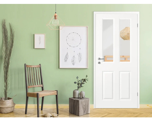 Vue d'intérieur avec porte intérieure blanche avec insert en verre et éléments décoratifs