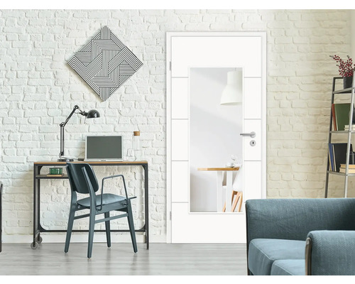 Szene mit weisser Innentür mit Glaseinsatz in einem hellen Wohnraum mit Schreibtisch und Regalen