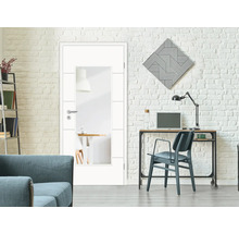 Porte intérieure blanche avec insert en verre dans une pièce à vivre lumineuse.