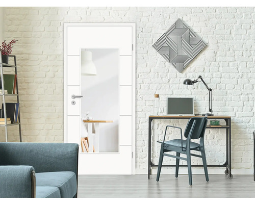 Porte intérieure blanche avec insert en verre dans une pièce à vivre lumineuse.