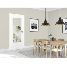 Innenansicht eines Esszimmers mit einer weissen Innentür mit Glaseinsatz.