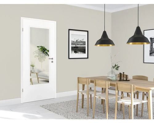 Innenansicht eines Esszimmers mit einer weissen Innentür mit Glaseinsatz.