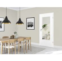 Salle à manger avec table, chaises, suspensions et porte intérieure avec insert en verre.