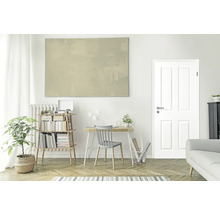 Bureau lumineux avec bureau, chaise, bibliothèque et porte