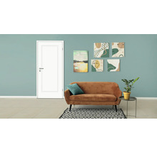 Salon avec porte intérieure blanche, canapé marron et peintures murales décoratives