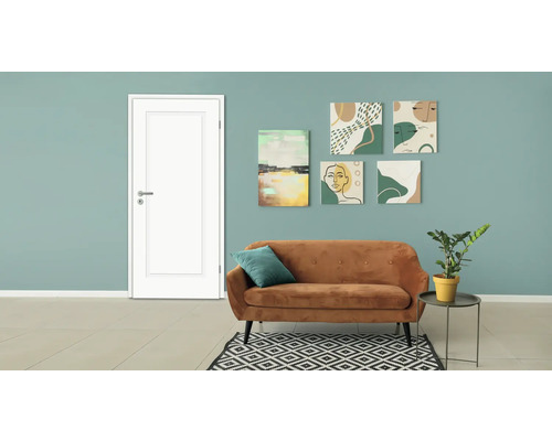 Salon avec porte intérieure blanche, canapé marron et peintures murales décoratives