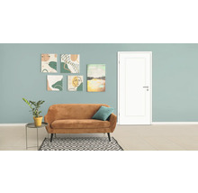 Salon avec canapé, plante d'intérieur, tapis et œuvres d'art au mur