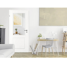 Innenszene mit weisser Innentür mit Glaseinsatz