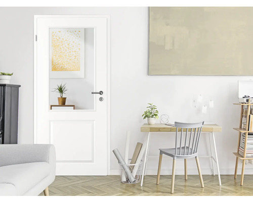 Innenszene mit weisser Innentür mit Glaseinsatz