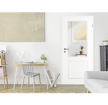 Salon lumineux avec bureau et porte intérieure vitrée