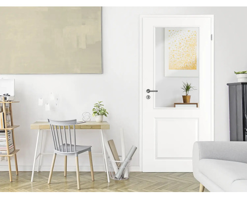 Salon lumineux avec bureau et porte intérieure vitrée