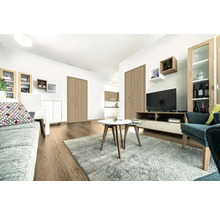 Salon avec meubles, tapis et portes intérieures