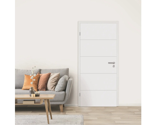 Porte intérieure claire avec des moulures horizontales dans un salon