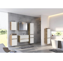 Ensemble de meubles de salle de bains moderne blanc et aspect bois avec sous-vasque, armoire de toilette et colonnes dans une salle de bains claire.