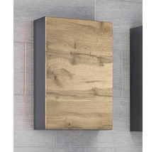 Meuble de salle de bain mural avec corps gris foncé et façade en aspect bois, monté sur un mur carrelé gris.