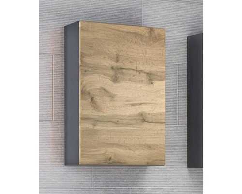 Meuble de salle de bain mural avec corps gris foncé et façade en aspect bois, monté sur un mur carrelé gris.