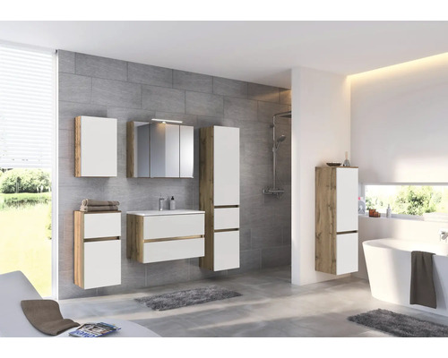 Ensemble de meubles de salle de bains moderne blanc et aspect bois avec sous-vasque, armoire de toilette et colonnes dans une salle de bains claire.