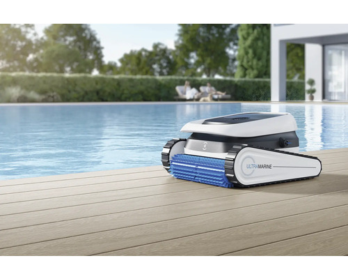 Robot de nettoyage de piscine sur terrasse en bois à côté de la piscine