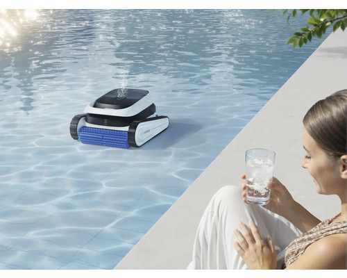 Une piscine avec un robot de nettoyage de piscine dans l'eau et une femme avec un verre d'eau au bord de la piscine.