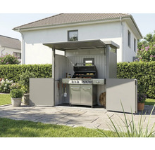 Photo extérieure d'un espace barbecue avec cuisine d'extérieur et barbecue dans le jardin.