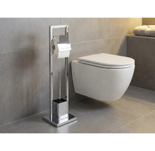 Toilette mit freistehendem Toilettenpapierhalter und Toilettenbürste im Badezimmer