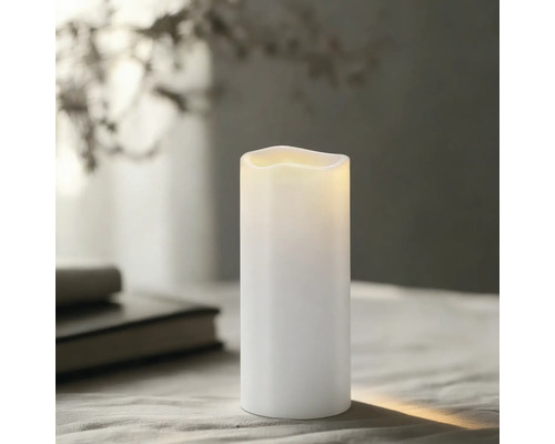 Dekorative LED-Kerze auf einem Tisch