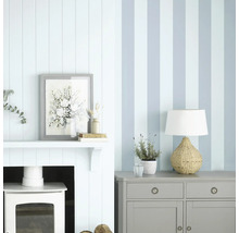 Wohnzimmer mit gestreifter Tapete, Kamin und Kommode